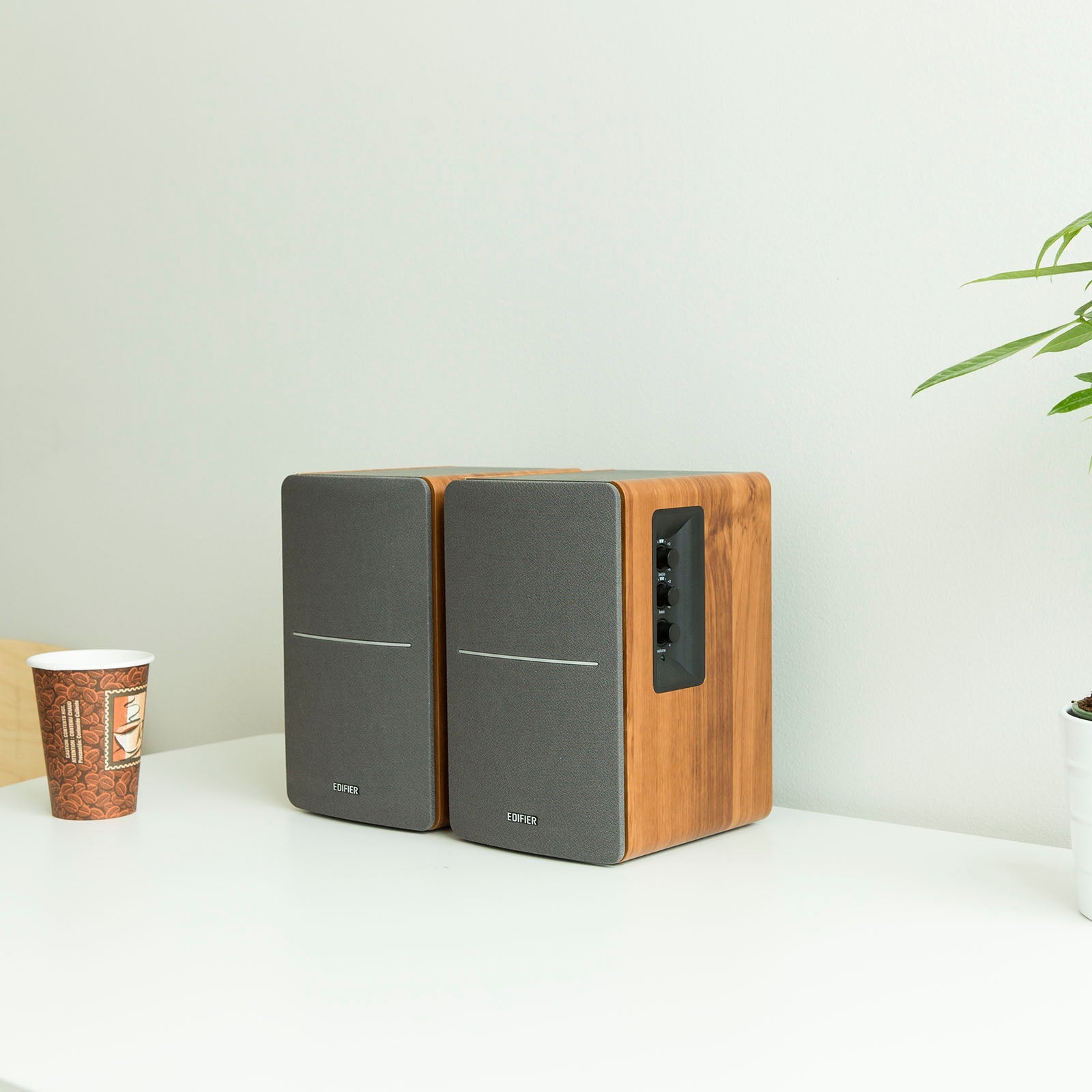 R1280T Powerful Bookshelf Speakers Combining a Retro Look