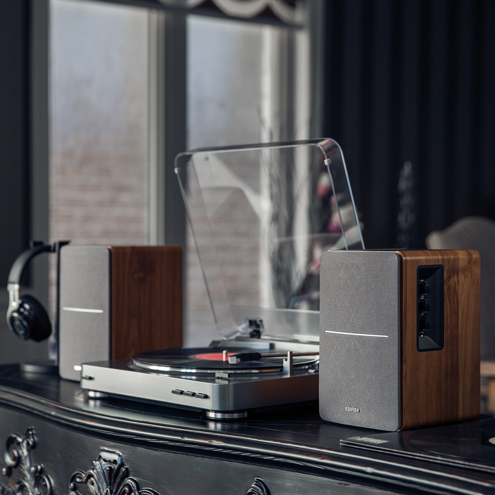 R1280T Powerful Bookshelf Speakers Combining a Retro Look